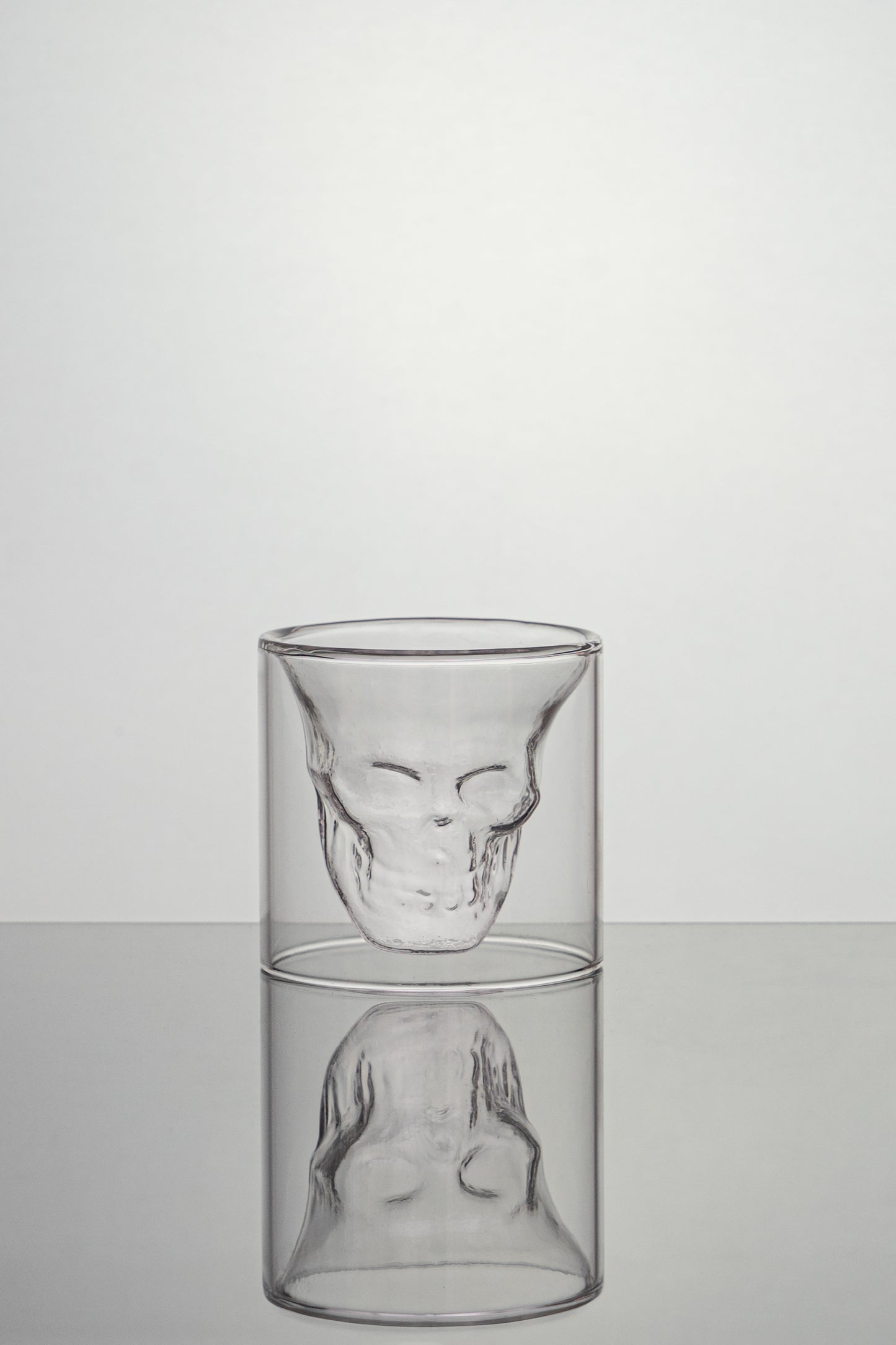 Crystal skull glass double-layer glass cup, used for cocktail vodka green tea milk tea, Halloween party bar cup, as a gift placed in the wine cabinet to enhance the style! (250ml)